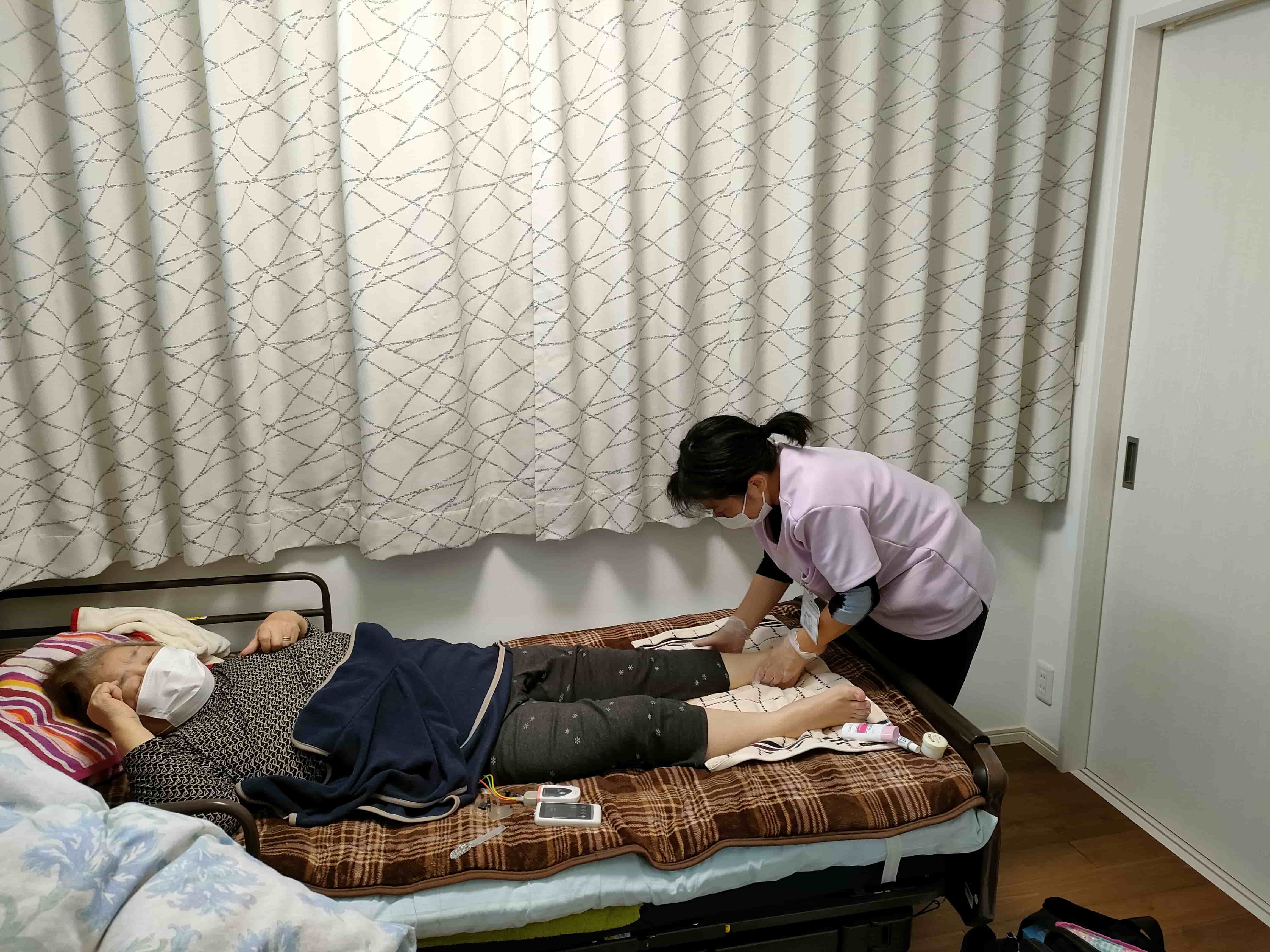 糖尿病患者さんを訪問看護している様子